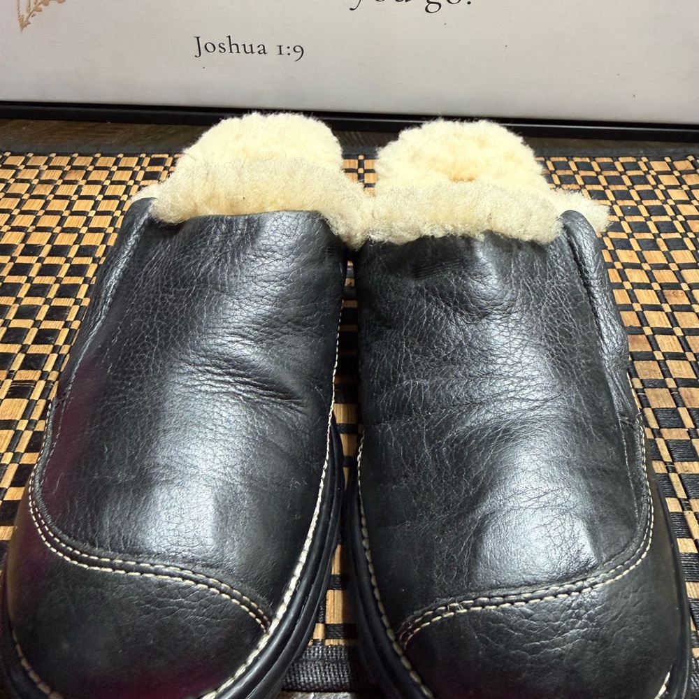 UGG Black Leather Slip-On Loafers with Cream Lining Women SZ 9- Box 15